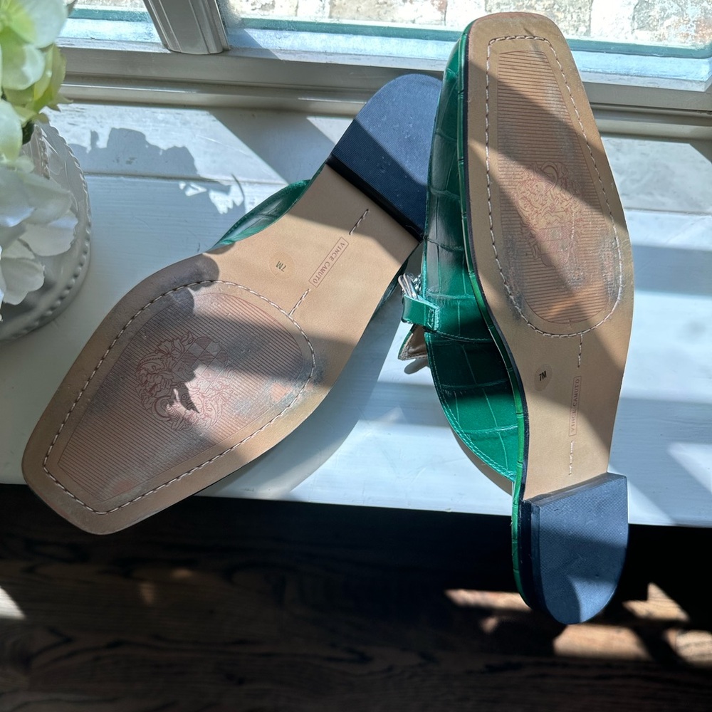 Vince Camuto Green Mules with Silver Chain - Picture 4 of 7